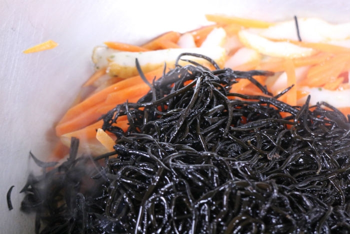 南知多産!旬のひじきが旨い!ひじき煮でどうぞ!