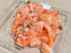 塩ごまサーモンユッケ