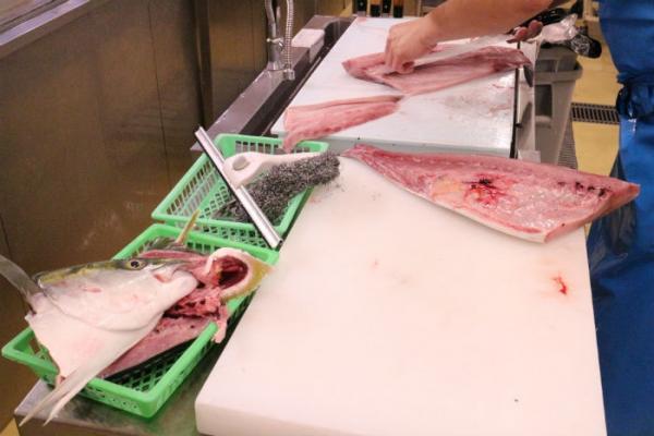 脂のってます!お値打ち!北海道産のブリ!