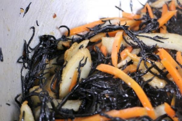 南知多産!旬のひじきが旨い!ひじき煮でどうぞ!